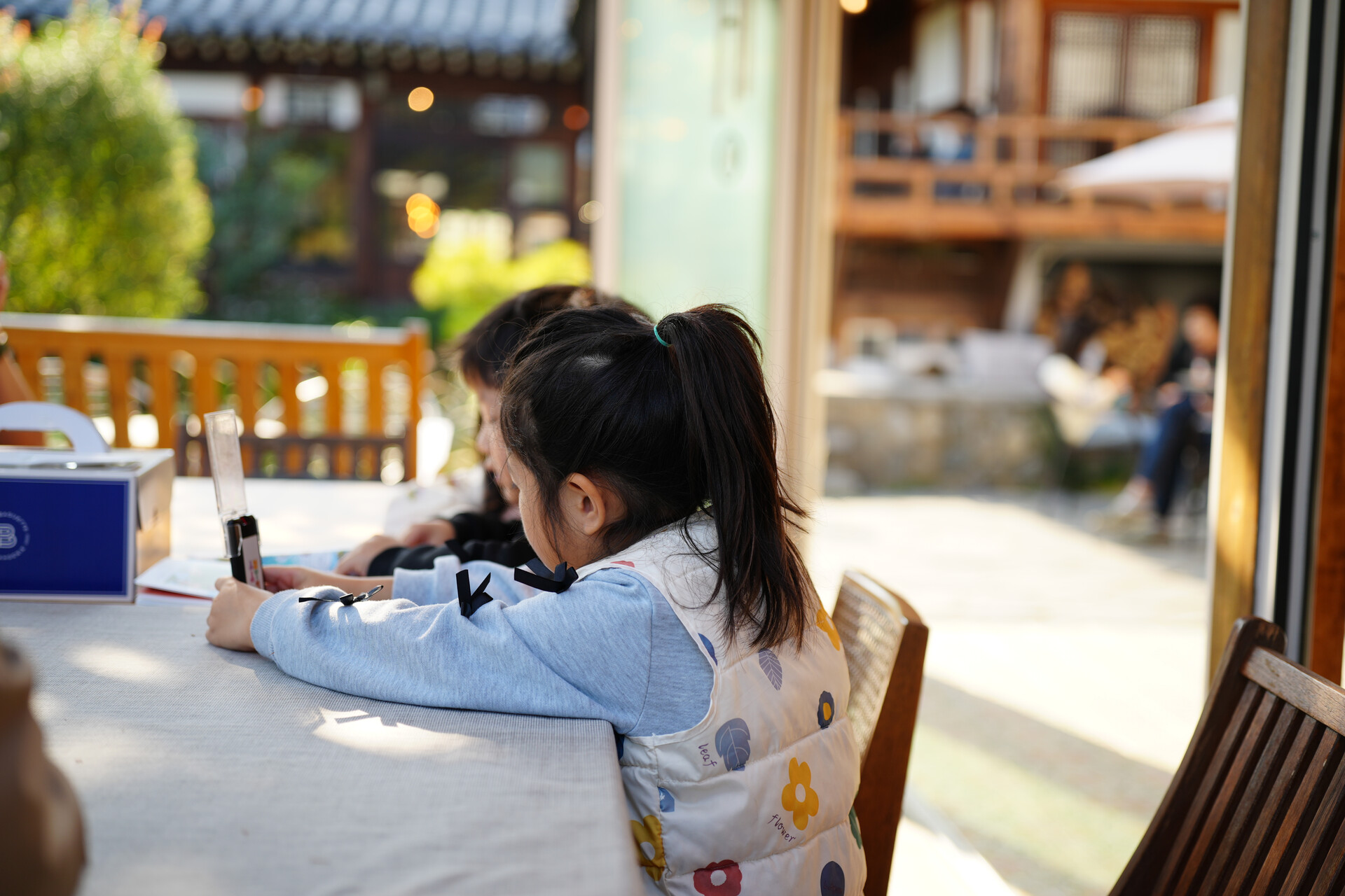 아이 사진 실제 결과물 — f/2.0, 자연광